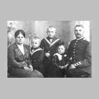 022-0458 Familie Richard Schulz, Goldbach 1915. Von links Gertrud Schulz, geb. Fuhrmann, Reinhard, Helmut, Dorothea und Richard Schulz.jpg